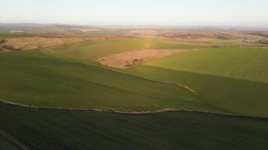 Bulgaristan 'ın Burgaz Bölgesi, Trakya (A1) otoyolu yakınlarındaki kırsal arazinin hava günbatımı manzarası