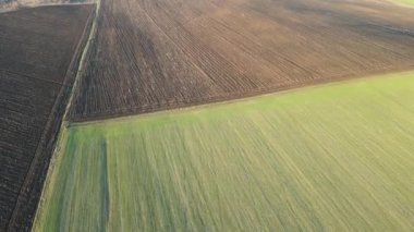 Bulgaristan 'ın Burgaz Bölgesi, Trakya (A1) otoyolu yakınlarındaki kırsal arazinin hava günbatımı manzarası