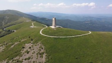 TROYAN, BULGARIA - 17 Temmuz 2021: Bulgaristan 'ın Beklemeto geçidinde Balkan Dağları' nın ana yamacında Özgürlük Anıtı