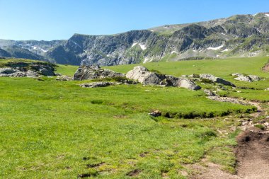Bulgaristan 'ın Yedi Rila Gölünün etrafındaki Rila Dağı' nın muhteşem manzarası