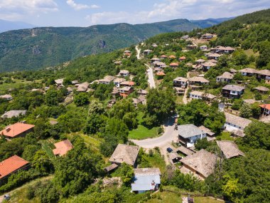 Bulgaristan 'ın Blagoevgrad bölgesindeki Otantik 19. yüzyıl evleriyle Leshten Köyü' nün havadan görünüşü