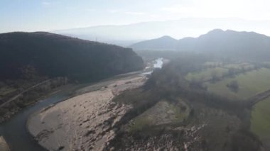 Bulgaristan 'ın Petrich Vadisi' nden geçen Struma nehrinin şaşırtıcı hava manzarası