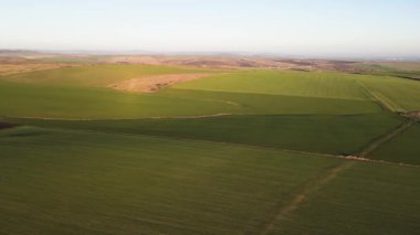 Bulgaristan 'ın Burgaz Bölgesi, Trakya (A1) otoyolu yakınlarındaki kırsal arazinin hava günbatımı manzarası