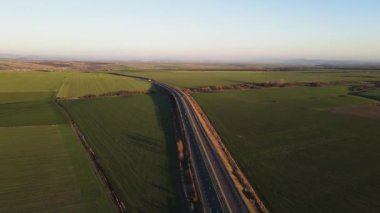 Bulgaristan 'ın Burgaz Bölgesi, Trakya (A1) otoyolu yakınlarındaki kırsal arazinin hava günbatımı manzarası