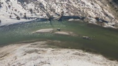 Bulgaristan 'ın Petrich Vadisi' nden geçen Struma nehrinin şaşırtıcı hava manzarası