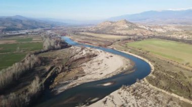 Bulgaristan 'ın Petrich Vadisi' nden geçen Struma nehrinin şaşırtıcı hava manzarası