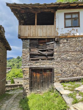 Bulgaristan 'ın Blagoevgrad Bölgesi, Otantik 19. yüzyıl evleriyle Kovaçevitsa köyü