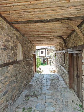 Bulgaristan 'ın Blagoevgrad Bölgesi, Otantik 19. yüzyıl evleriyle Kovaçevitsa köyü