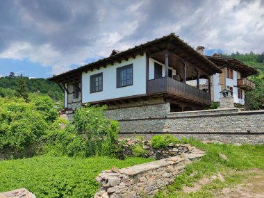 Bulgaristan 'ın Blagoevgrad Bölgesi, Otantik 19. yüzyıl evleriyle Kovaçevitsa köyü