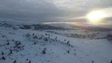 Bulgaristan 'ın Kamen del Peak kenti yakınlarındaki Vitosha Dağı' nın şaşırtıcı hava günbatımı kışı manzarası