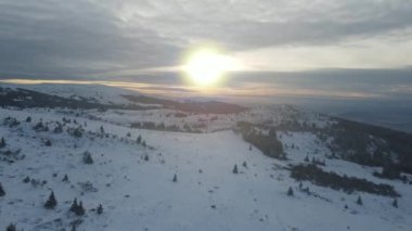 Bulgaristan 'ın Kamen del Peak kenti yakınlarındaki Vitosha Dağı' nın şaşırtıcı hava günbatımı kışı manzarası