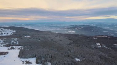 Bulgaristan 'ın Kamen del Peak kenti yakınlarındaki Vitosha Dağı' nın şaşırtıcı hava günbatımı kışı manzarası
