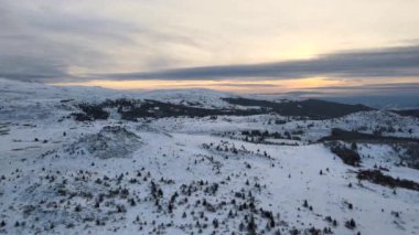 Bulgaristan 'ın Kamen del Peak kenti yakınlarındaki Vitosha Dağı' nın şaşırtıcı hava günbatımı kışı manzarası