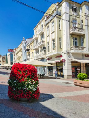 PLOVDIV, BULGARIA - 20 Temmuz 2020: Tipik Sokak ve Bulgaristan 'ın Filibe kentindeki evler