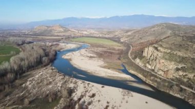 Bulgaristan 'ın Petrich Vadisi' nden geçen Struma nehrinin şaşırtıcı hava manzarası