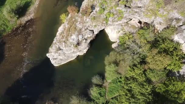 ビット川の素晴らしい空中ビュー アレンの村の近くを通過 Lovech地域 ブルガリア — ストック動画