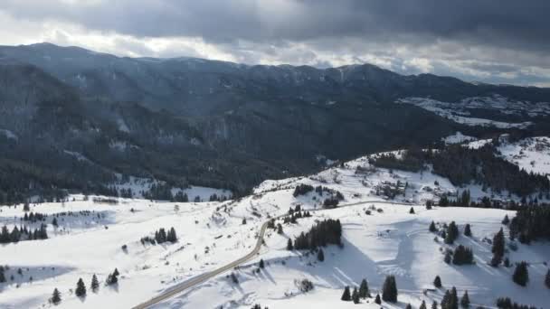 Αεροφωτογραφία Του Χειμώνα Στην Οροσειρά Της Ροδόπης Γύρω Από Χωριό — Αρχείο Βίντεο