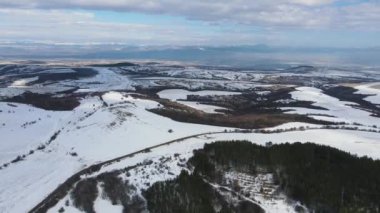 Lyulin Dağı 'nın kar kaplı havadan görünüşü, Sofya Şehir Bölgesi, Bulgaristan