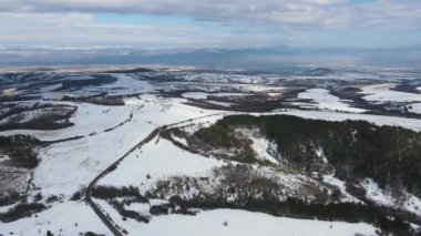 Lyulin Dağı 'nın kar kaplı havadan görünüşü, Sofya Şehir Bölgesi, Bulgaristan