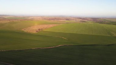 Bulgaristan 'ın Burgaz Bölgesi, Trakya (A1) otoyolu yakınlarındaki kırsal arazinin hava günbatımı manzarası