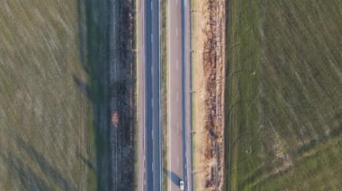 Bulgaristan 'ın Burgaz Bölgesi, Trakya (A1) otoyolu yakınlarındaki kırsal arazinin hava günbatımı manzarası