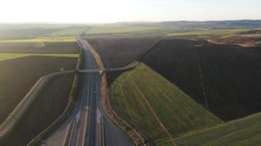 Bulgaristan 'ın Burgaz Bölgesi, Trakya (A1) otoyolu yakınlarındaki kırsal arazinin hava günbatımı manzarası