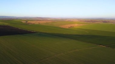 Bulgaristan 'ın Burgaz Bölgesi, Trakya (A1) otoyolu yakınlarındaki kırsal arazinin hava günbatımı manzarası