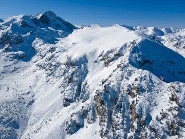 Bulgaristan 'ın Malyovitsa zirvesi yakınlarındaki Rila Dağı' nın şaşırtıcı kış manzarası