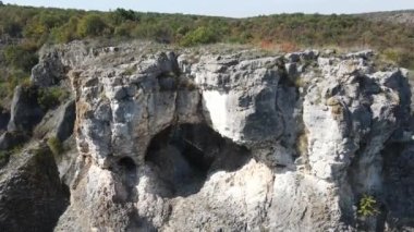 Bulgaristan 'ın Lovech Bölgesi' nin Karlukovo köyü yakınlarındaki Provartenika Kaya oluşumunun hava manzarası