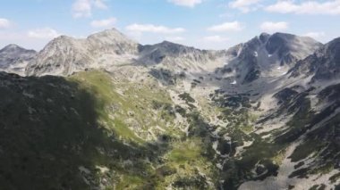 Bulgaristan 'ın Yalovarnika zirvesi yakınlarındaki Pirin Dağı' nın şaşırtıcı hava manzarası