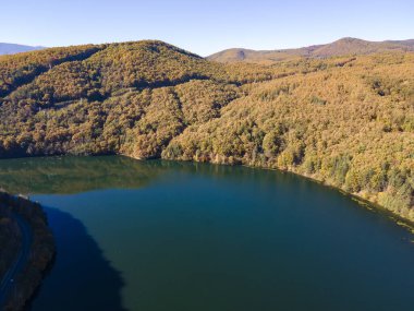 Pasarel rezervuarının hava sonbahar manzarası, Sofya şehir bölgesi, Bulgaristan