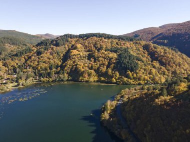 Pasarel rezervuarının hava sonbahar manzarası, Sofya şehir bölgesi, Bulgaristan