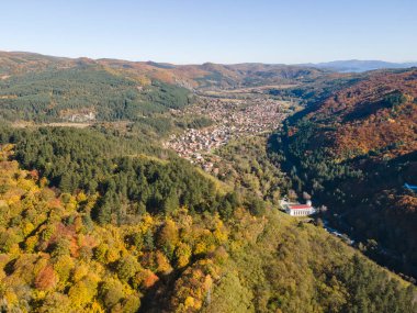 Pasarel rezervuarının hava sonbahar manzarası, Sofya şehir bölgesi, Bulgaristan