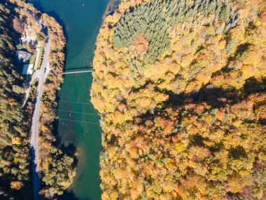 Pasarel rezervuarının hava sonbahar manzarası, Sofya şehir bölgesi, Bulgaristan