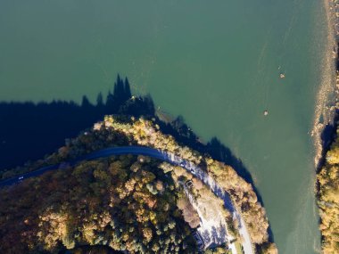 Pasarel rezervuarının hava sonbahar manzarası, Sofya şehir bölgesi, Bulgaristan