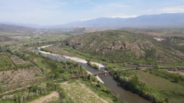 Bulgaristan 'ın Petrich vadisinden geçen Struma nehrinin hava manzarası