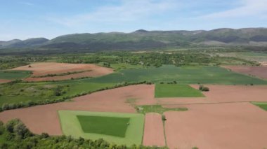 Bulgaristan 'ın Sofya bölgesindeki Godech kasabası yakınlarındaki kırsal arazinin bahar havası manzarası