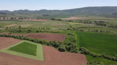 Bulgaristan 'ın Sofya bölgesindeki Godech kasabası yakınlarındaki kırsal arazinin bahar havası manzarası