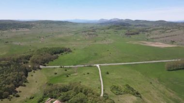 Bulgaristan 'ın Sofya bölgesindeki Godech kasabası yakınlarındaki kırsal arazinin bahar havası manzarası