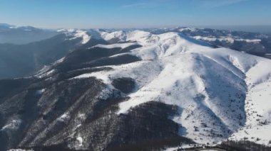 Beklemeto etrafındaki Balkan Dağları 'nın şaşırtıcı kış manzarası Bulgaristan' da