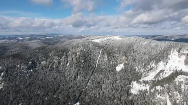 Bulgaristan 'ın Pamporovo tatil beldesi Smolyan Bölgesi etrafındaki Rodop Dağlarının kış manzarası