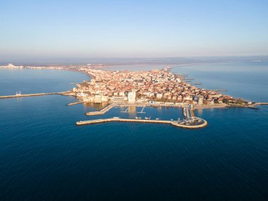 Bulgaristan 'ın Burgaz Bölgesi' nin Pomorie kentinin İnanılmaz Hava Gündoğumu manzaralı kasabası