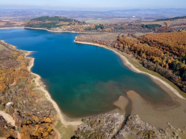 Bulgaristan 'ın Pernik bölgesindeki Konyavska Dağı' ndaki Izvor Reservoir Havacılık Görünümü