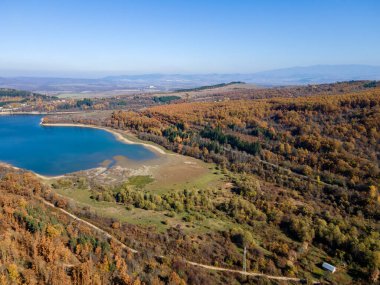 Bulgaristan 'ın Pernik bölgesindeki Konyavska Dağı' ndaki Izvor Reservoir Havacılık Görünümü