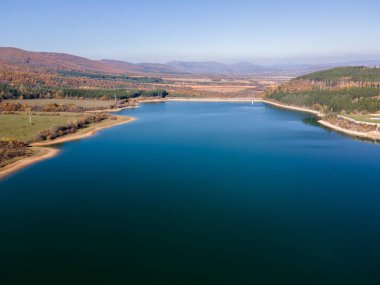 Bulgaristan 'ın Pernik bölgesindeki Konyavska Dağı' ndaki Izvor Reservoir Havacılık Görünümü