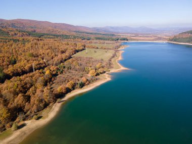 Bulgaristan 'ın Pernik bölgesindeki Konyavska Dağı' ndaki Izvor Reservoir Havacılık Görünümü