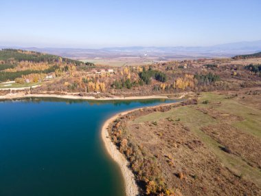 Bulgaristan 'ın Pernik bölgesindeki Konyavska Dağı' ndaki Izvor Reservoir Havacılık Görünümü