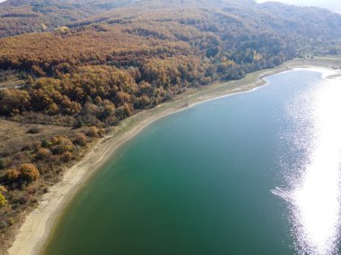 Bulgaristan 'ın Pernik bölgesindeki Konyavska Dağı' ndaki Izvor Reservoir Havacılık Görünümü