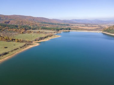 Bulgaristan 'ın Pernik bölgesindeki Konyavska Dağı' ndaki Izvor Reservoir Havacılık Görünümü
