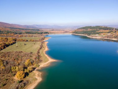 Bulgaristan 'ın Pernik bölgesindeki Konyavska Dağı' ndaki Izvor Reservoir Havacılık Görünümü
